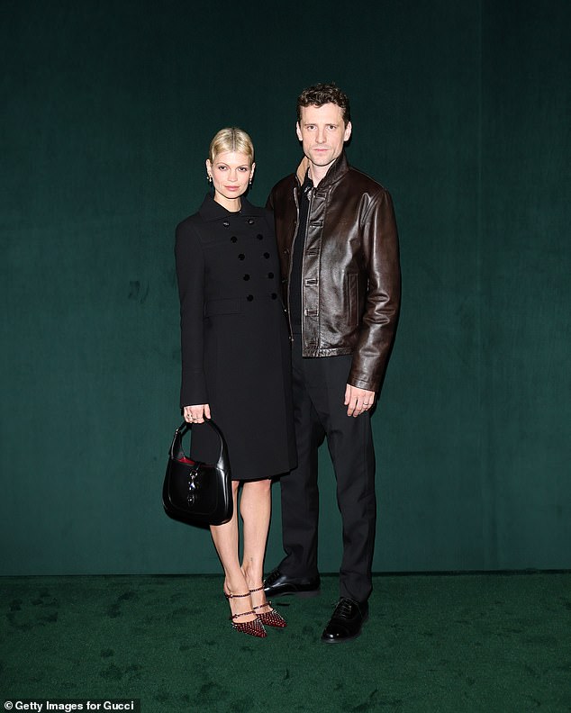 Modelu, 34, pridružio se i njezin zgodni suprug glazbenika, George Barnett, koji je izrezao elegantnu figuru u smeđoj kožnoj biciklističkoj jakni i crnim krojenim hlačama