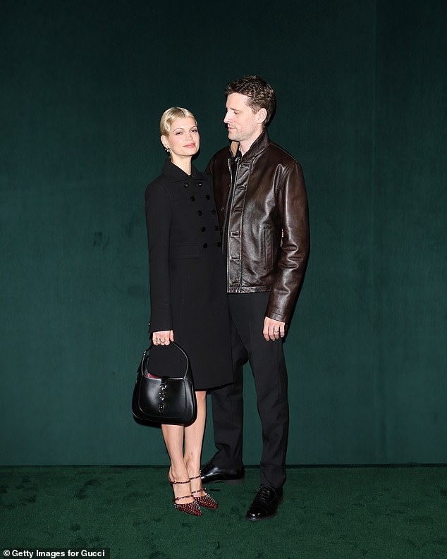 Tijekom događaja, George nije mogao držati pogled s glamurozne supruge dok je par postavljao oluju na tepihu