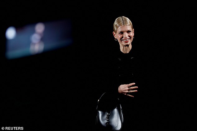 Da bi dovršio svoj izgled, manekenka je izrezala svoje osnovne stvari u kolekciji za male rame Gucci Jackie iz kolekcije jesen/zima 2025/2026, koja se prodaje za 2.820 funti