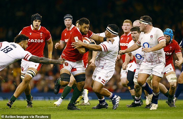 Toby Faletau (centar) i Mako Vunipola (rješavanje njega) obojica su Tuipulotuovi rođaci i odlazili bi s njim u kampovanje s njim kad su već uspostavljene testne zvijezde