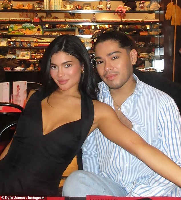 Jenner je također podijelila montažu fotografija koje se odražavaju na sretna vremena koja je par podijelio