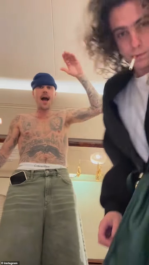 Baby Hitmaker bio je bez rukava u klipu, podijelio je u svoje društvene medije u utorak, dok je nastupio s vrećicom čipsa u svom sljedećem drugom