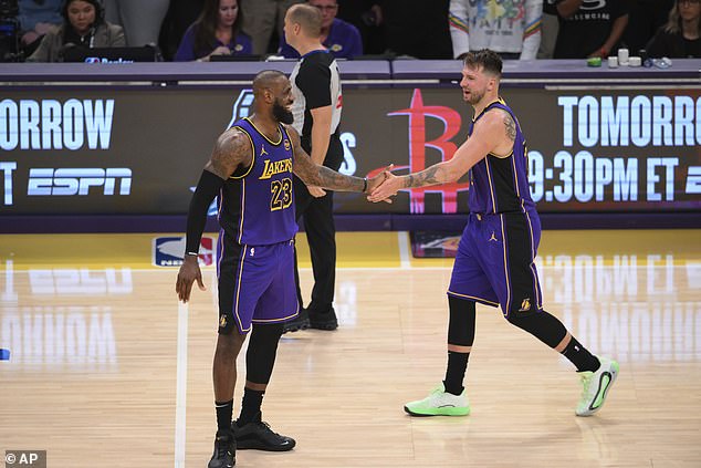 LeBron James vodio je Lakerse u bodovanju s 27 poena i 12 skokova protiv Mavericks -a