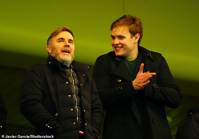 Gary Barlow i njegov sin Daniel (24) dok su gledali kako Chelsea pobijedi Southampton 4-0 na Stamford Bridgeu u zapadnom Londonu