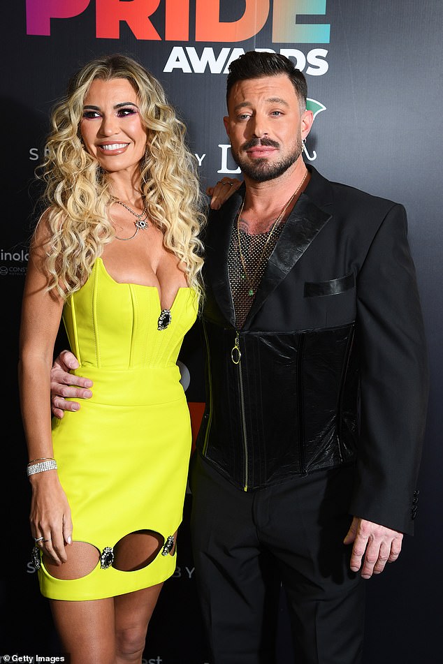 Plava zvijezda, 46, zaslijepila se u crnom korzetu Blazer slojevito na vrhu diamanté, uparenu s pametnim crnim hlačama