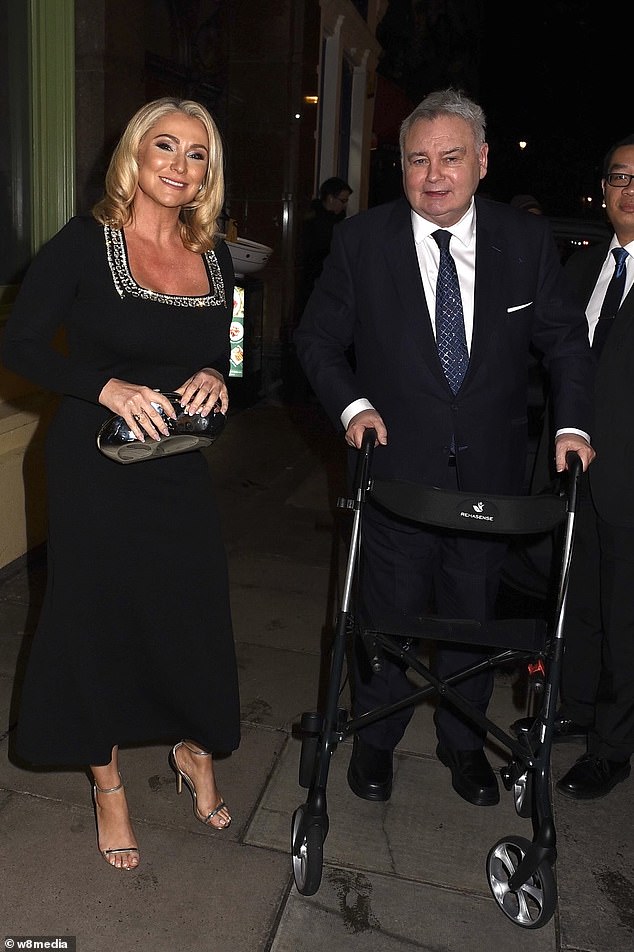 Udružila je ukrašeni broj s par strakidnih potpetica i nosila metalnu torbu za kvačilo