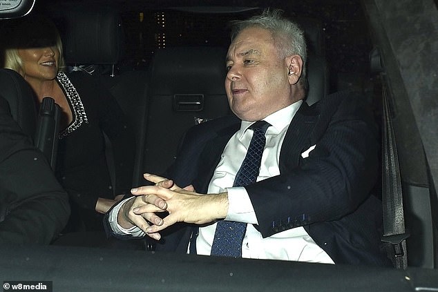 Eamonn, kojem je pomogao okvir za hodanje, odlučio se za klasično odijelo i bijelu košulju, s plavom kravatom