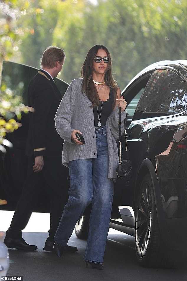 U međuvremenu, Jessica je u srijedu viđena i na Beverly Hillsu, iako je njezina nova tetovaža bila prekrivena