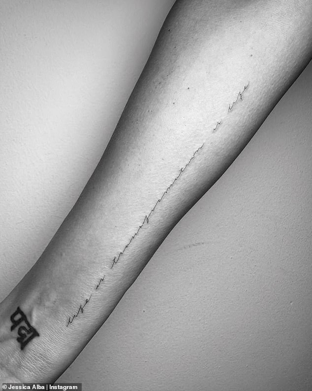 Novi debi protezao se preko cijele podlaktice i činilo se da je glasio: 