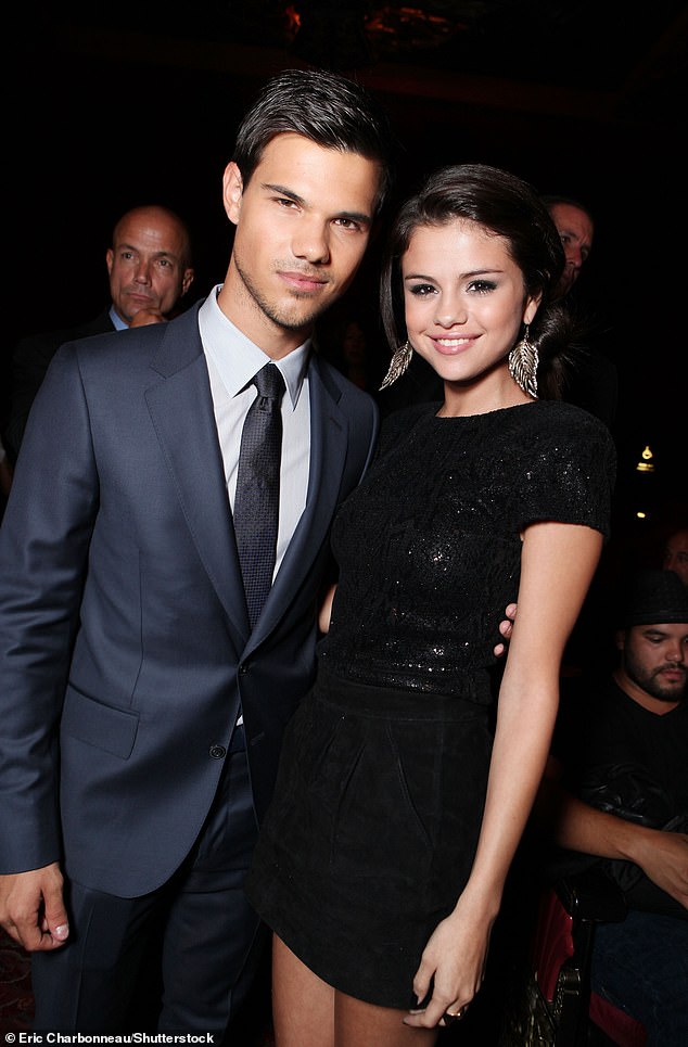 Lautner, koji je iz Gomeza izlazio 2009. godine, došao je u obranu nakon što je postala meta Bodyshamera; Na slici 2011