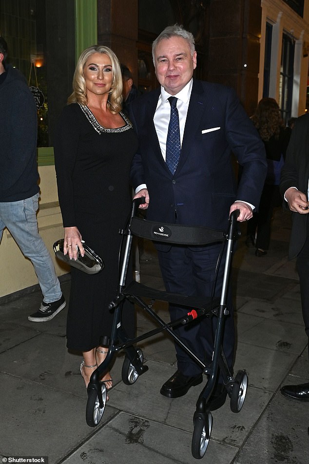 Par je izgledao zamršeno dok su se uputili u kazalište