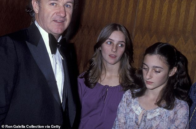 U listopadu 1996. Elizabeth i Leslie fotografirani su s ocem na premijeri Komore u Beverly Hillsu