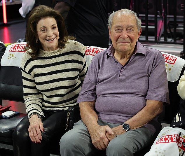 Lovee Duboef, majka Todda, slika je zajedno sa svojim suprugom, Top Rank's Bob Arum