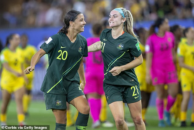 Matildas igrači Sam Kerr (lijevo) i Ellie Carpenter (desno) slave gol