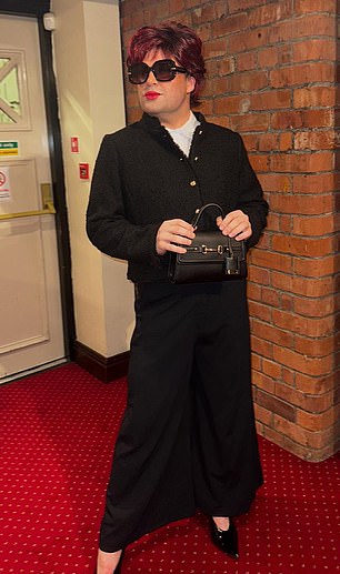 Ostavio je obožavatelje u šavovima dok je dijelio fotografije sebe kako bave bijelu košulju i crnu jaknu s tvidom, nošene s maksimalnom suknjom