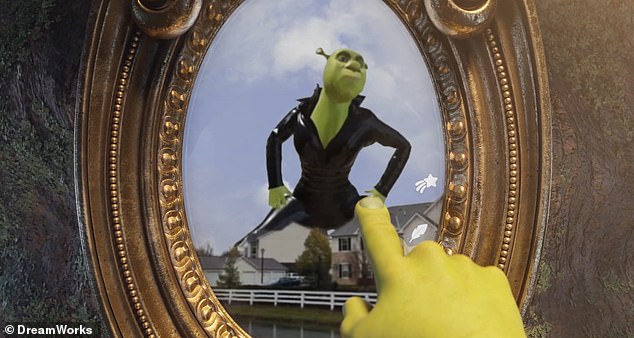 Fiona i jedna od njegovih kćeri žure, kao i Pinocchio, čiji nos raste dok pokušava negirati izradu seksi slika Shreka