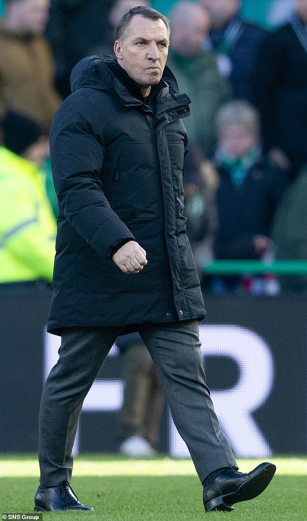 Brendan Rodgers ostao je puknuo u zvižduku s punim radnim vremenom nakon kontroverzne odluke