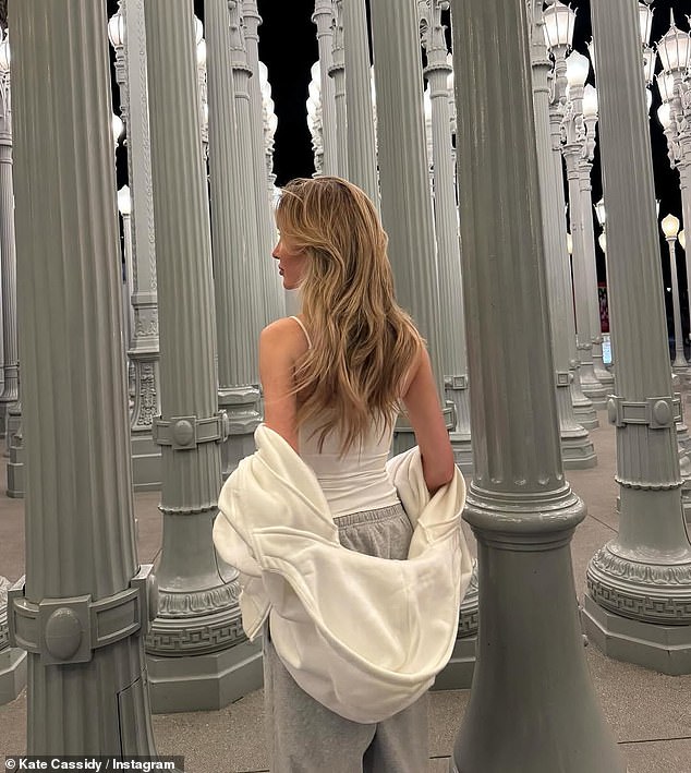 Također je podijelila drugu fotografiju, od njenih leđa na istoj lokaciji dok se otvorila o putovanju tamo bez njega