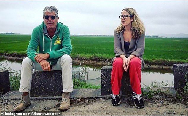 Njegova bivša pomoćnica Laurie Woolever detaljno je detaljno opisala svoju složenu vezu s Bourdainom u New Tomeu, Care and Hranjenje: Memoar i otkrila je da je posljednja razgovarala s njim dan prije njegove smrti (na slici zajedno)