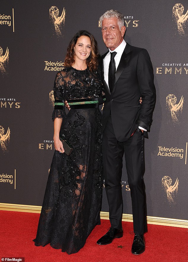 Vjerovala je da se 'mi' odnosila na Bourdainovog partnera Asia Argento, koji je danima prije, na slici ljubljenja francuskog novinara - na slici zajedno u rujnu 2017