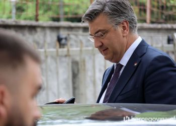 ‘AJMO PRVO SPUSTITI LOPTICU’ Plenković komentirao presudu Dodiku