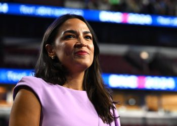 AOC se vraća nakon što Maga-svijet divlja s tvrdnjama da vrijedi 30 milijuna dolara