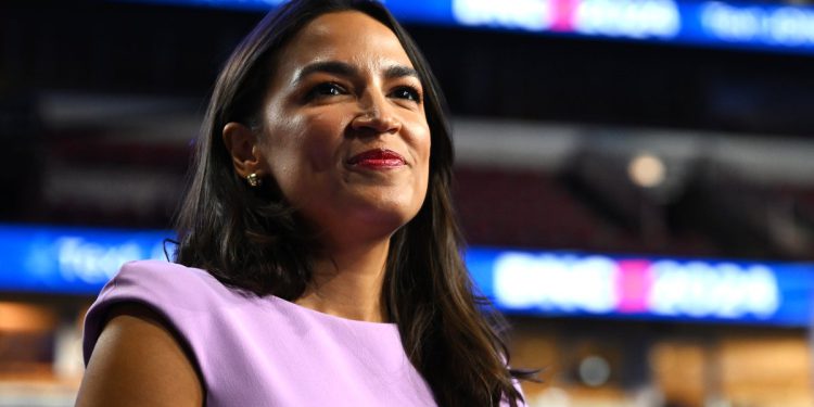 AOC se vraća nakon što Maga-svijet divlja s tvrdnjama da vrijedi 30 milijuna dolara