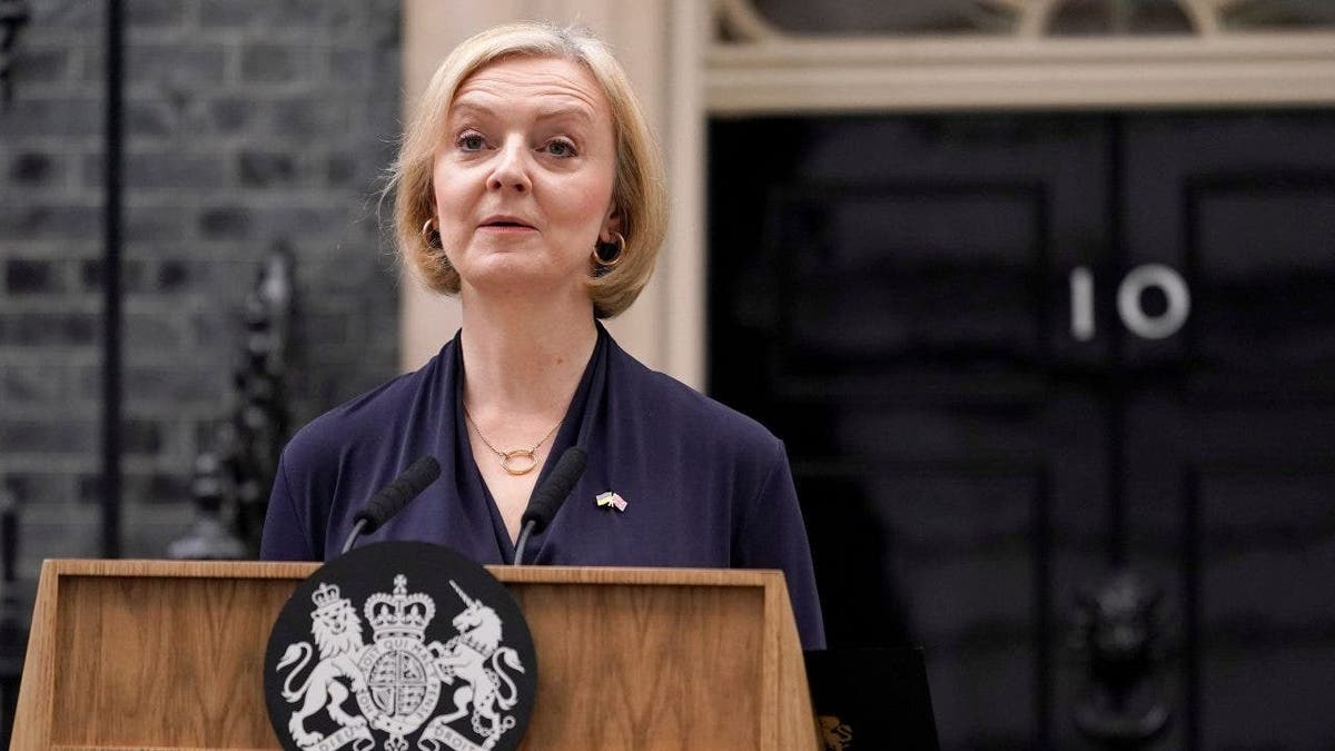 Liz Truss govori na postolju ispred ulice 10 Downing