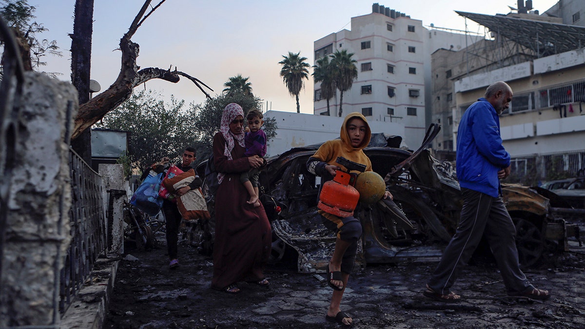 Palestinci nose stvari dok napuštaju bolnicu al-ahli