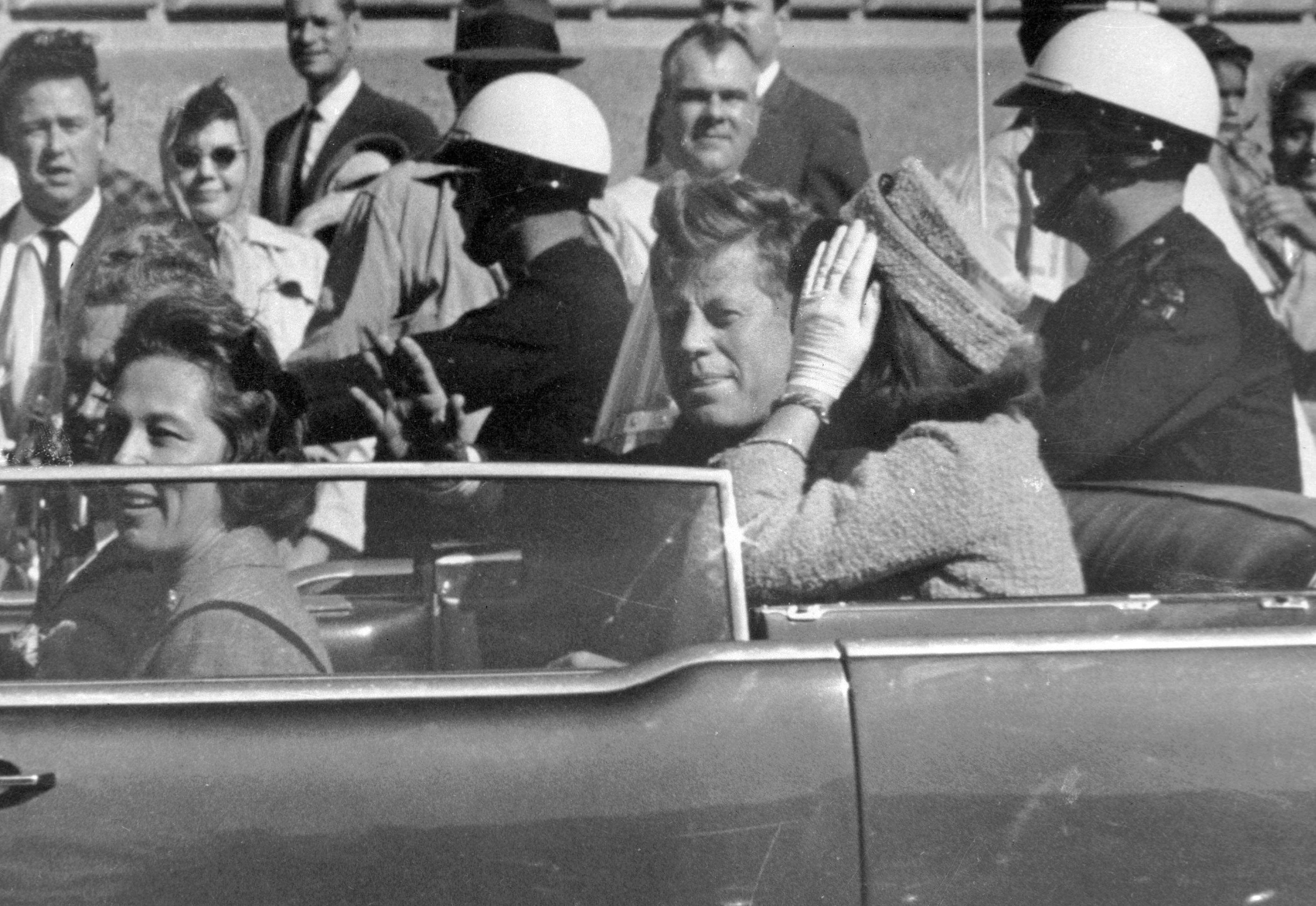 Predsjednik John F. Kennedy maše iz svog automobila u motocidini otprilike jednu minutu prije nego što je upucan