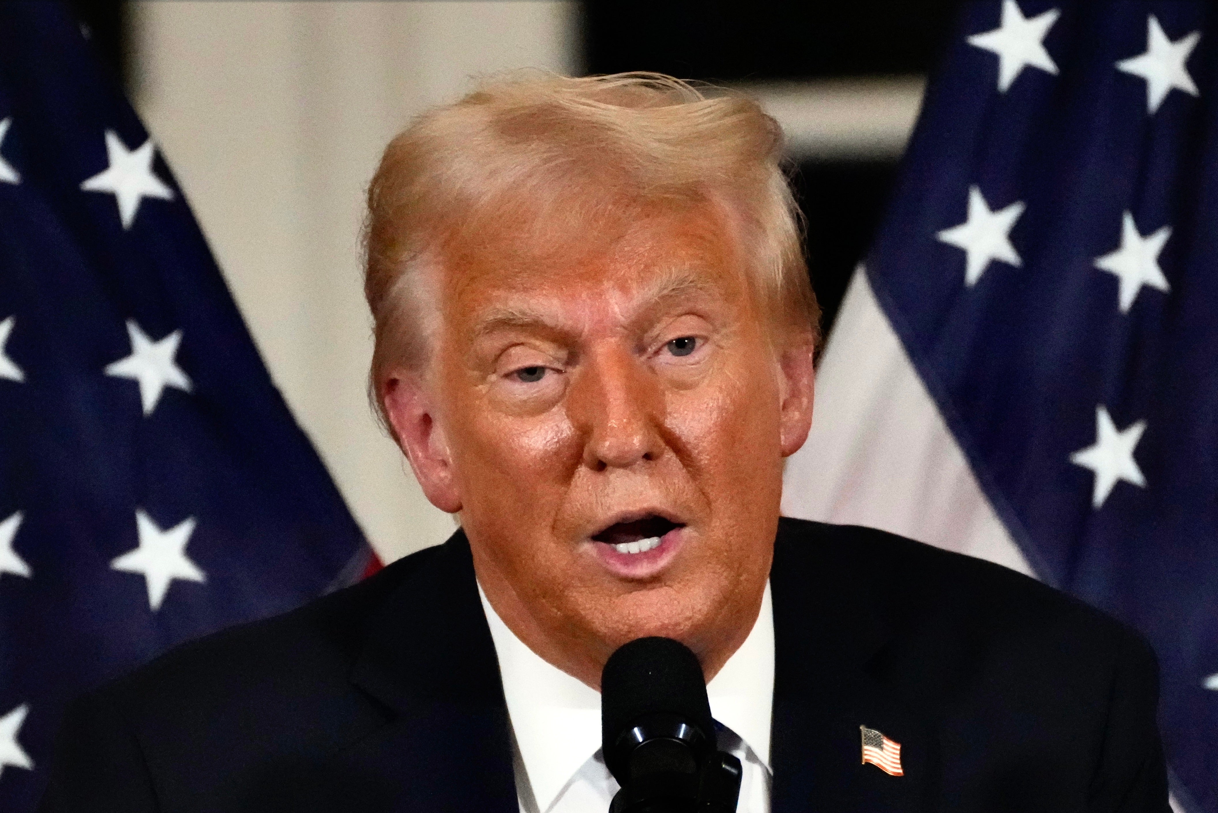 Predsjednik Donald Trump razgovara na večeri s republikancima Senata u Mar-a-Lagu u Palm Beachu.