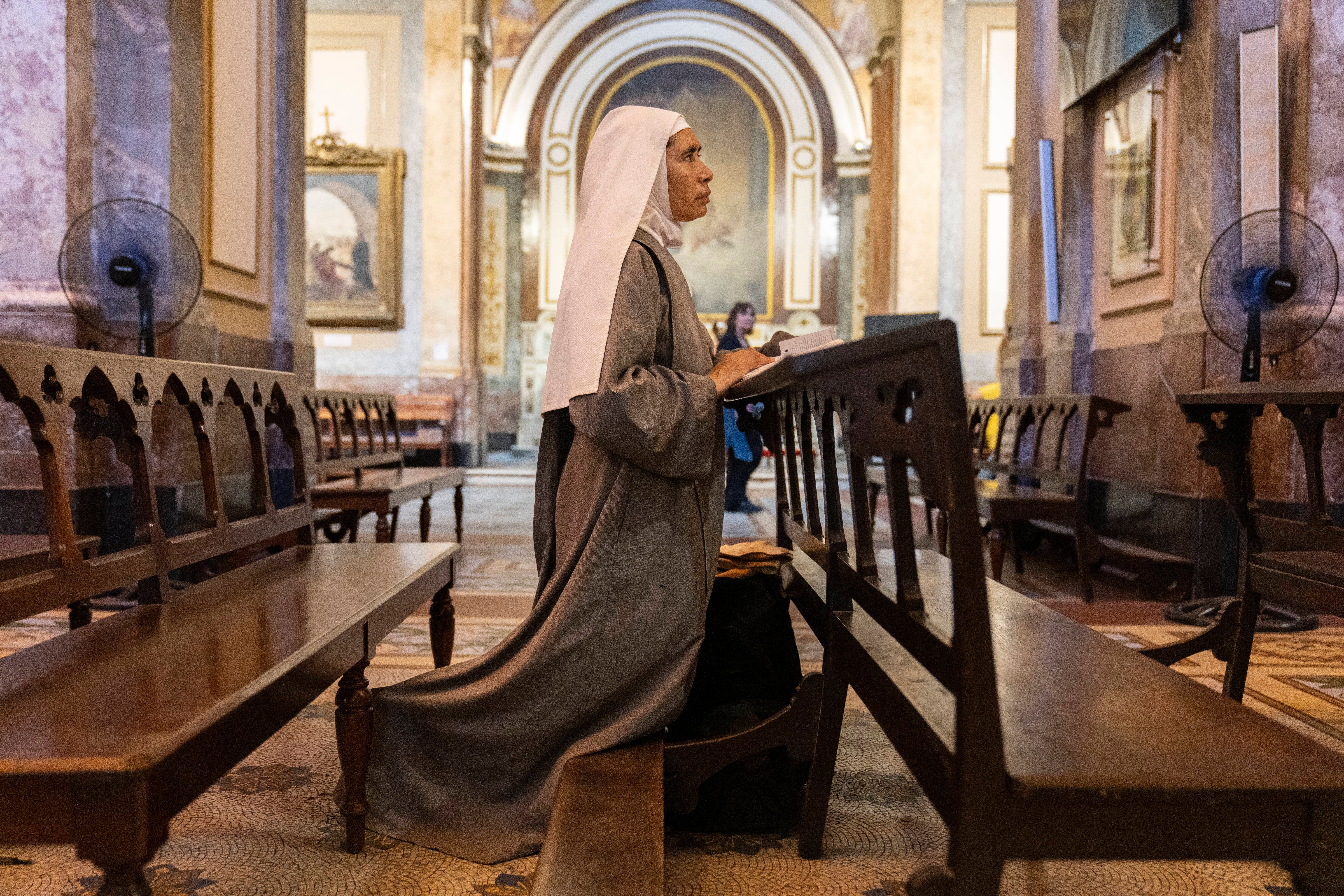 Misionarska redovnica Maria Engracia iz Meksika moli se za zdravlje pape Franjo u Metropolitanskoj katedrali u Buenos Airesu, Buenos Aires