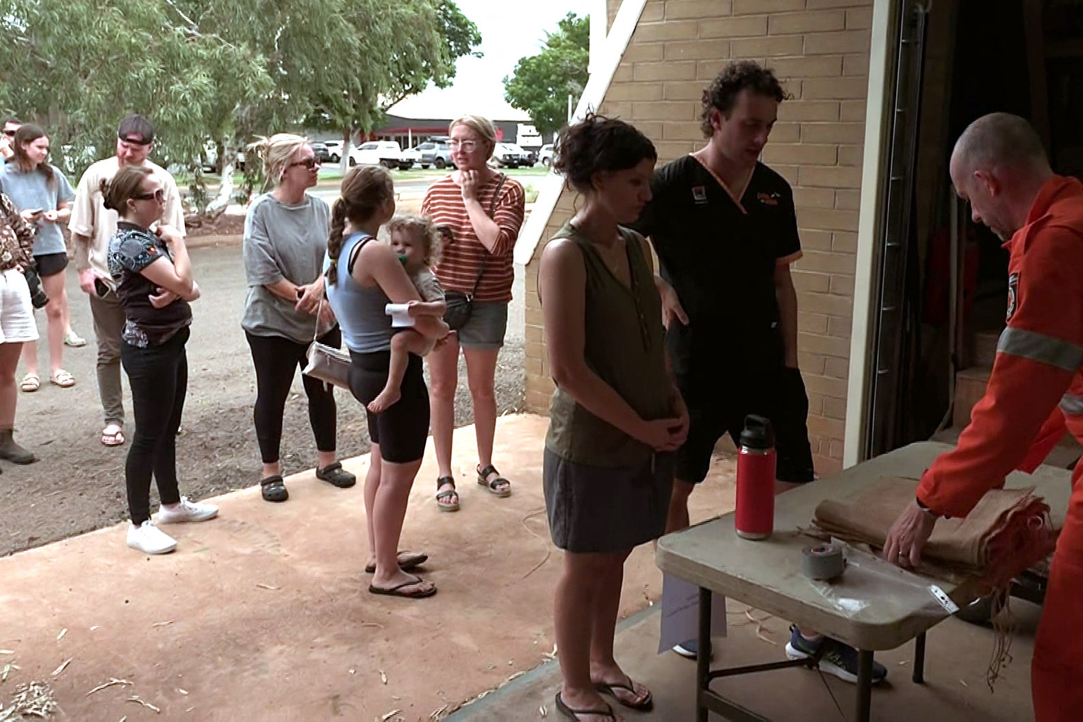 Lokalni stanovnici koji dobivaju vreće s pijeskom u gradu Port Hedland, uoči dolaska kategorije pet ciklona Zelia