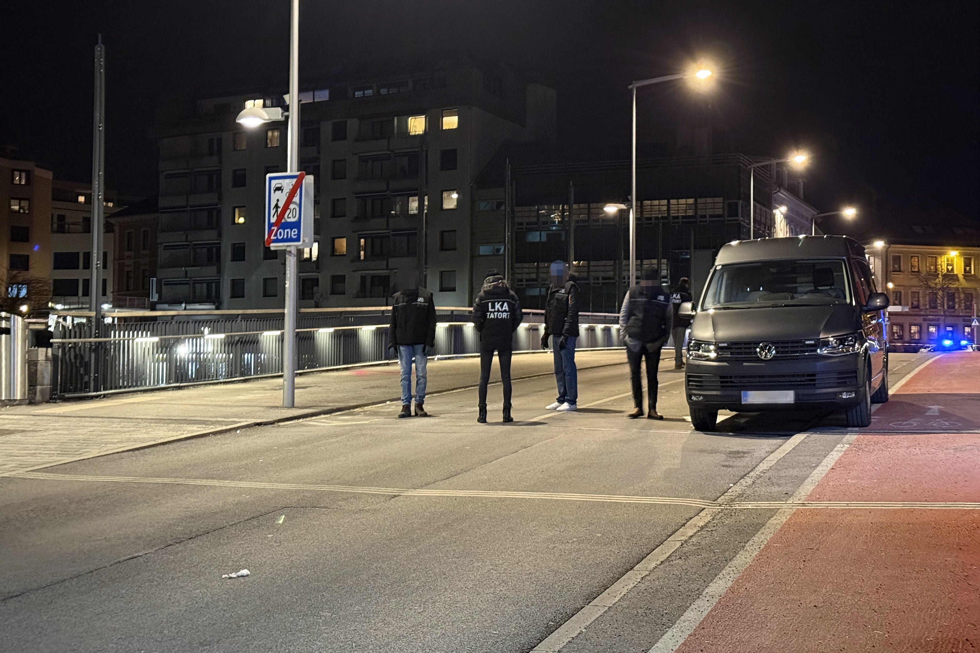 Policajci austrijske kaznene policije viđeni su u blizini područja izbačenog nakon napada noža u blizini glavnog trga u središtu grada Villacha