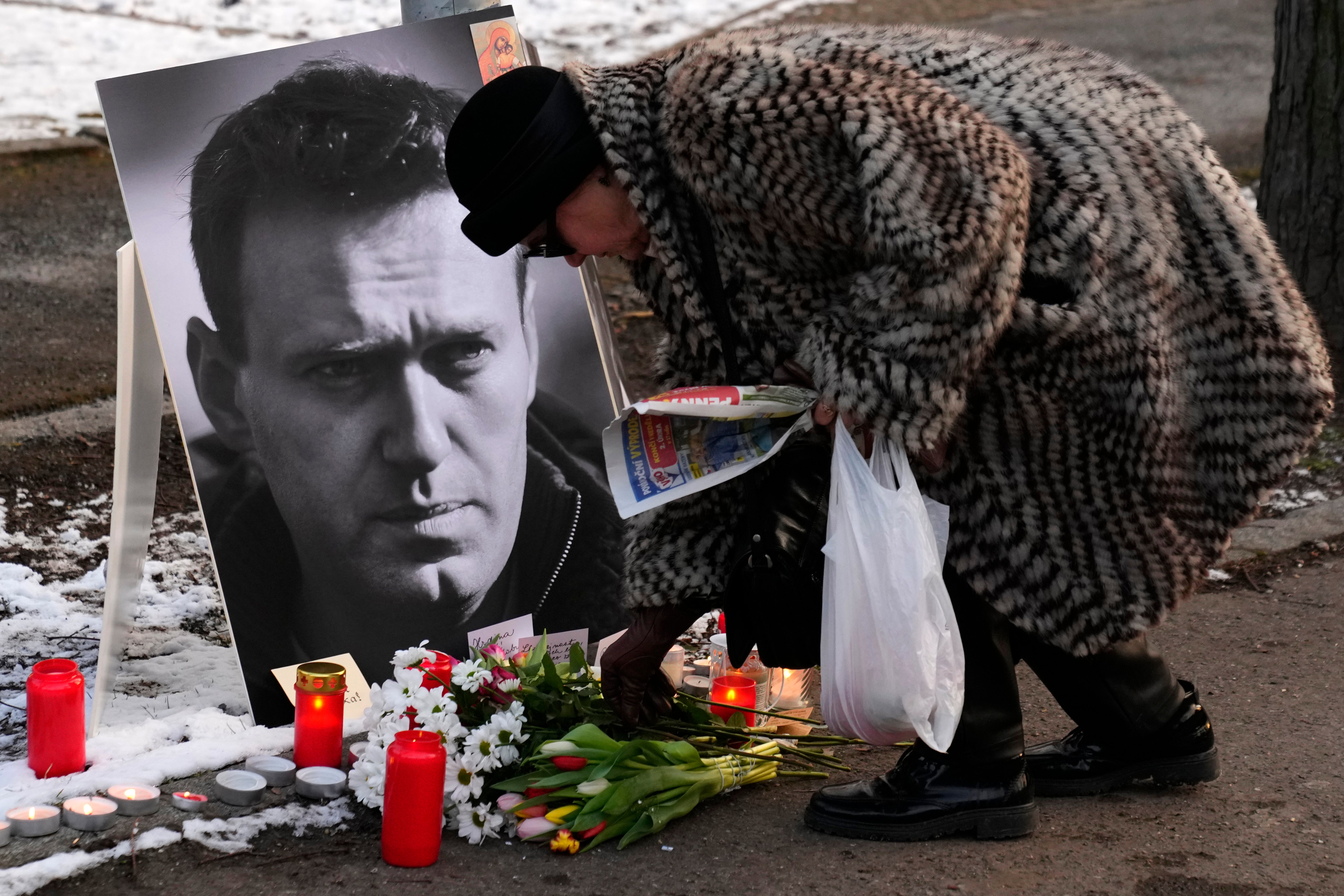 Žena stavlja cvijeće fotografijom ruskog vođe oporbe Aleksei Navalny