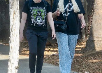 Amanda Bynes primijetila je bez dijamantskog prstena dok je kupovala s prijateljem u Los Angelesu