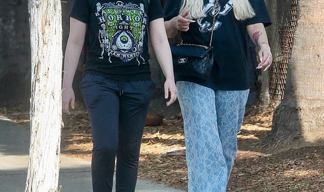 Amanda Bynes primijetila je bez dijamantskog prstena dok je kupovala s prijateljem u Los Angelesu