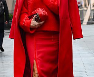 Amanda Holden budi u upečatljivoj crvenoj odjeći s glavom do pete dok Ashley Roberts stavlja leggy zaslon u kožnu suknju i čizme s visokim koljenima dok izlaze iz Heart Radio Studios