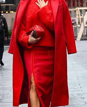 Amanda Holden budi u upečatljivoj crvenoj odjeći s glavom do pete dok Ashley Roberts stavlja leggy zaslon u kožnu suknju i čizme s visokim koljenima dok izlaze iz Heart Radio Studios