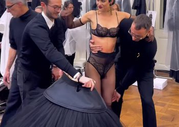 Amelia Hamlin bljesne trbuh u čipkastom donjem rublju, jer joj trebaju dva muškarca da bi je podigli u masivnu suknju