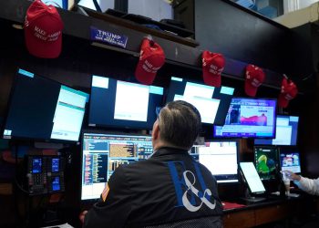 Američke dionice padaju u rano jutro rasprodaju nakon što je Trump probio Kanadu, Meksiko i Kinu s novim tarifama