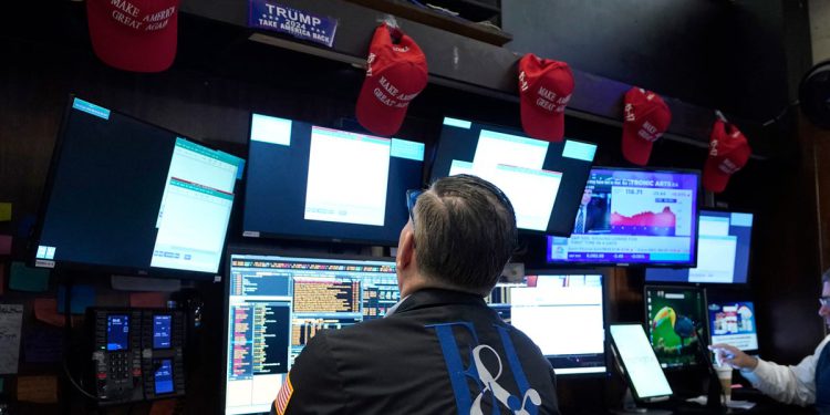 Američke dionice padaju u rano jutro rasprodaju nakon što je Trump probio Kanadu, Meksiko i Kinu s novim tarifama