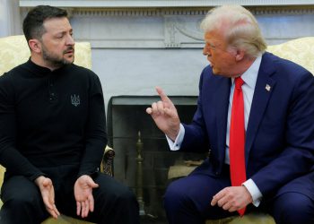 Američki dužnosnici eksplodiraju „kukavičke lutke“ Trump-Vance jer čelnici GOP-a pozdravljaju predsjedničke prijetnje Zelenskom kao ‘America First’