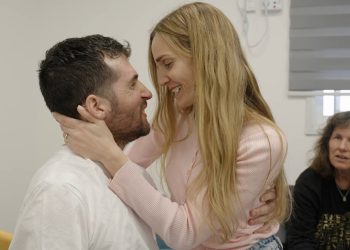 Američki-izraelski taoci Sagui Dekel-Chen zagrli suprugu nakon gotovo 500 dana