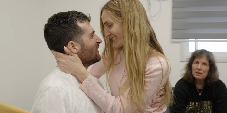 Američki-izraelski taoci Sagui Dekel-Chen zagrli suprugu nakon gotovo 500 dana