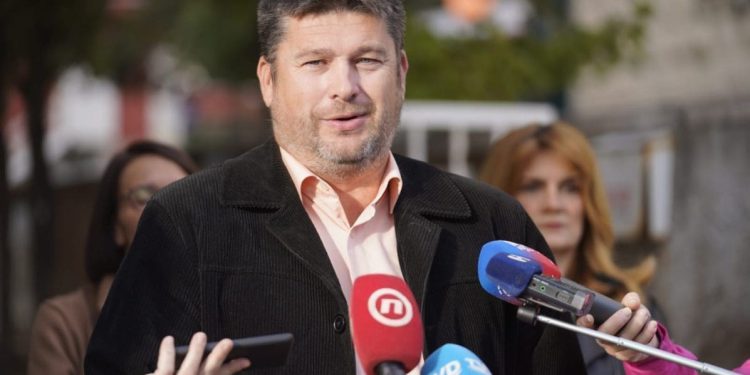 Ante Popović: “Izbacite politiku iz školskih ustanova”