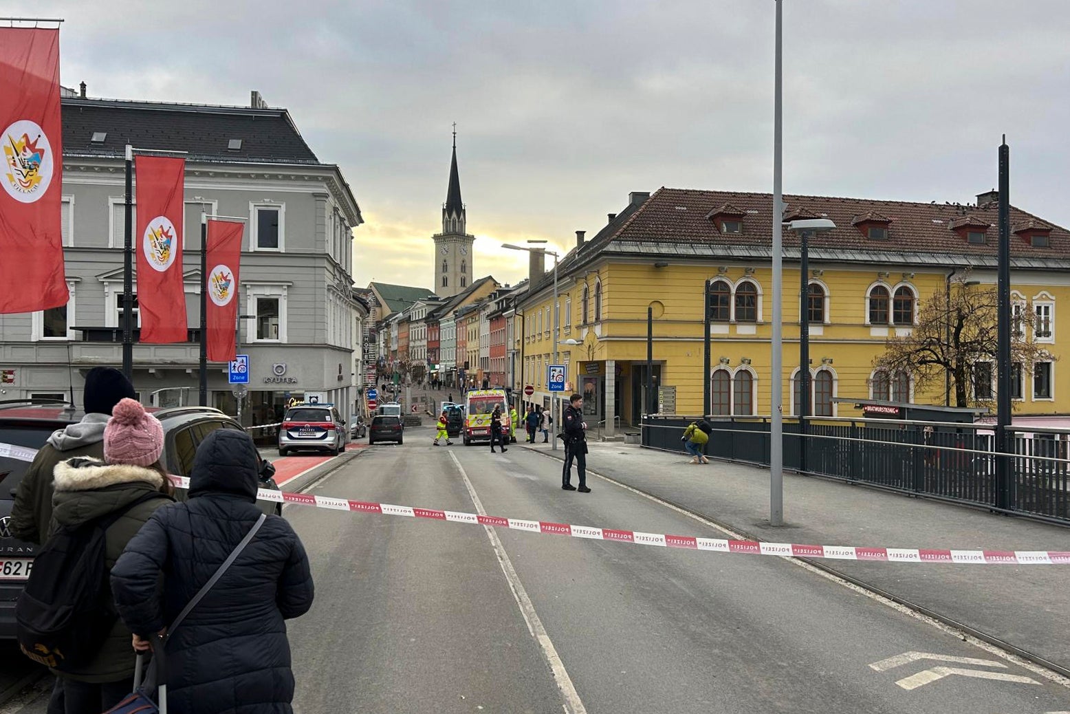Ljudi gledaju u područje za kordeno