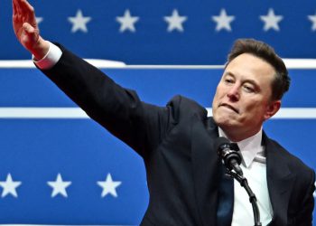 Auto Klub – Antinacistička skupina studenata koja mrzi Muska poručila vozačima Tesle: ‘Prodajte ih, inače napadamo’