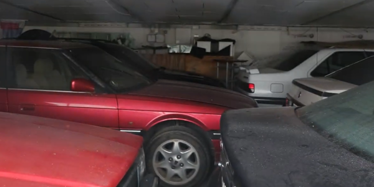 Auto Klub – BMW e 30 ‘Kockica’, Alfa 75, Peugeot 405 Mi16, Volvo modeli: Pogledajte aute koji 20 godina stoje u napuštenim auto salonu