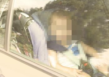 Auto Klub – Beba ostala zaključana u električnom autu zbog greške sustava otvaranja, otac nije mogao ući: ‘Na kraju sam razbio staklo!’